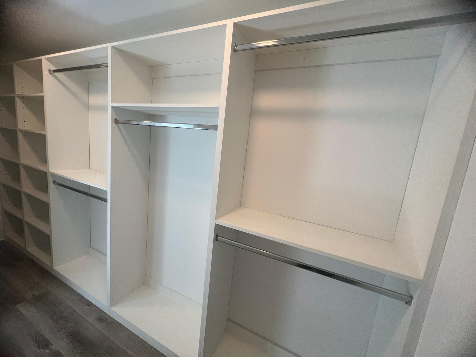 Closet personalizado en tonos madera